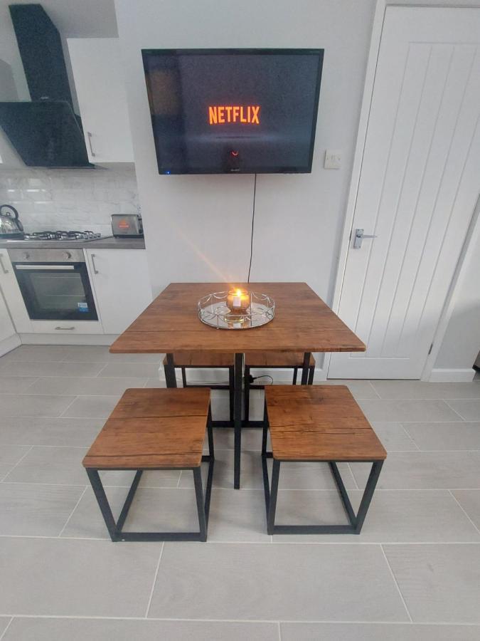 בורנמות' New, Stylish Studio Flat With Private Patio And Free On-Street Parking Check Out At 11Am מראה חיצוני תמונה