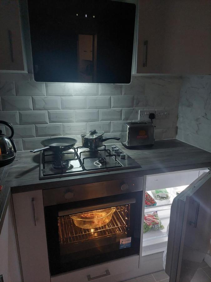 בורנמות' New, Stylish Studio Flat With Private Patio And Free On-Street Parking Check Out At 11Am מראה חיצוני תמונה