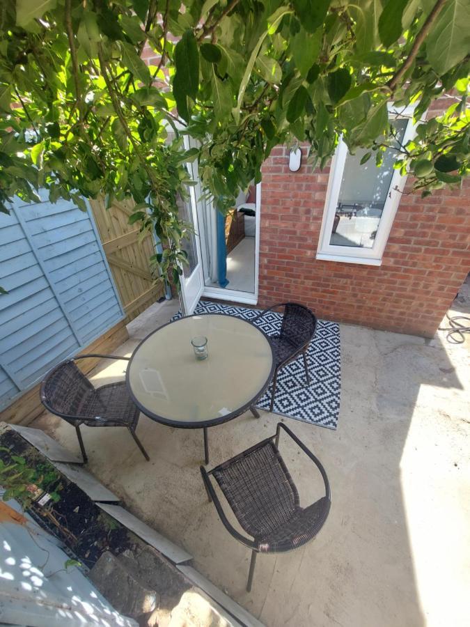 בורנמות' New, Stylish Studio Flat With Private Patio And Free On-Street Parking Check Out At 11Am מראה חיצוני תמונה