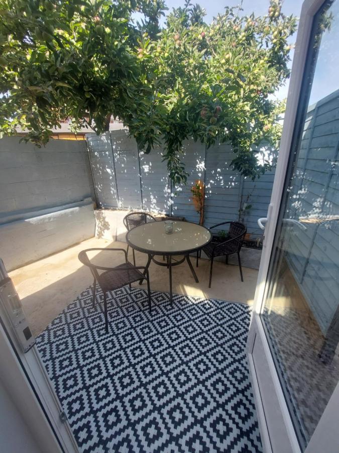 בורנמות' New, Stylish Studio Flat With Private Patio And Free On-Street Parking Check Out At 11Am מראה חיצוני תמונה