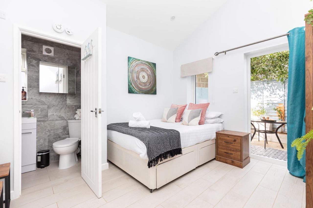 בורנמות' New, Stylish Studio Flat With Private Patio And Free On-Street Parking Check Out At 11Am מראה חיצוני תמונה