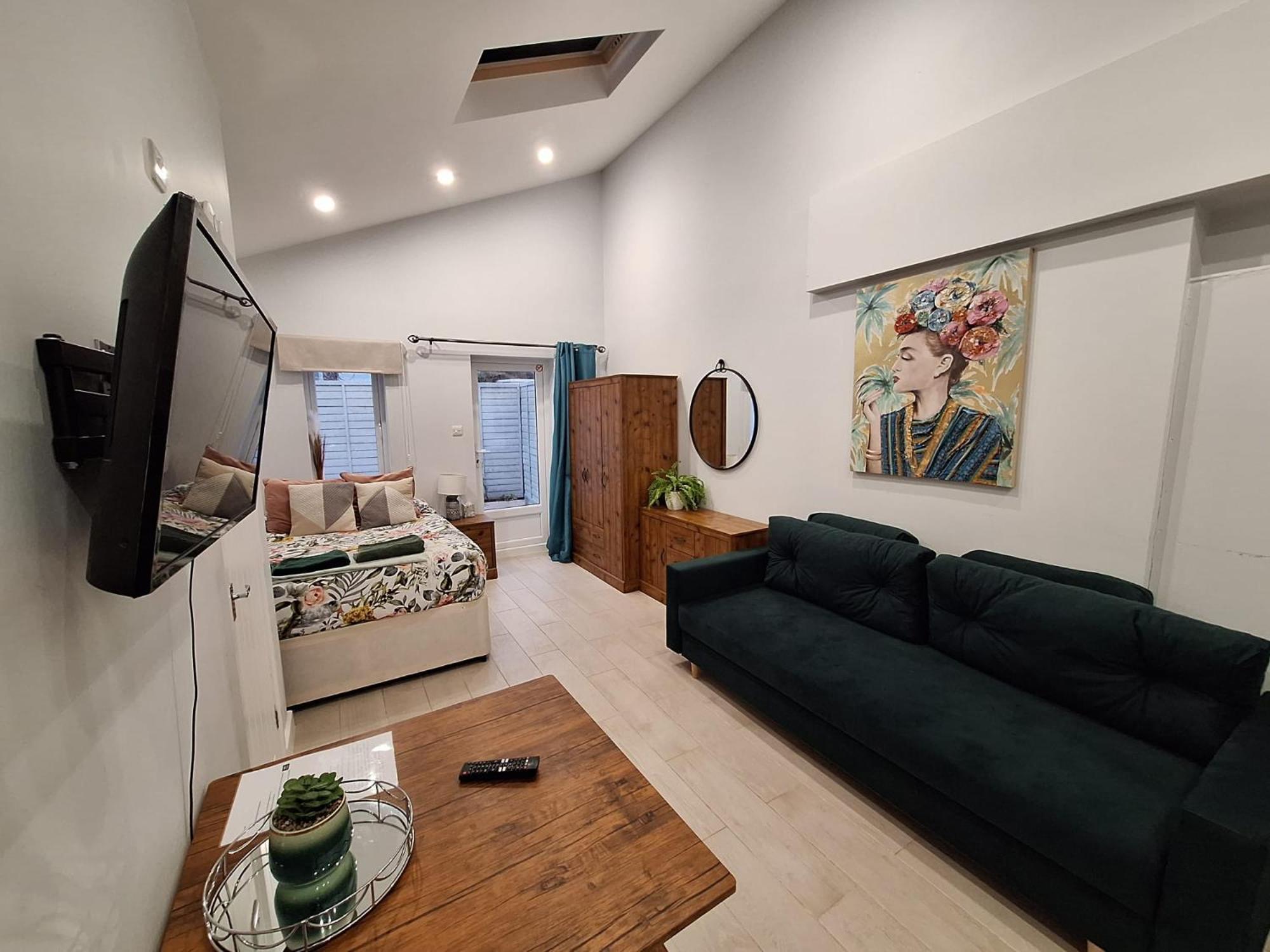 בורנמות' New, Stylish Studio Flat With Private Patio And Free On-Street Parking Check Out At 11Am מראה חיצוני תמונה