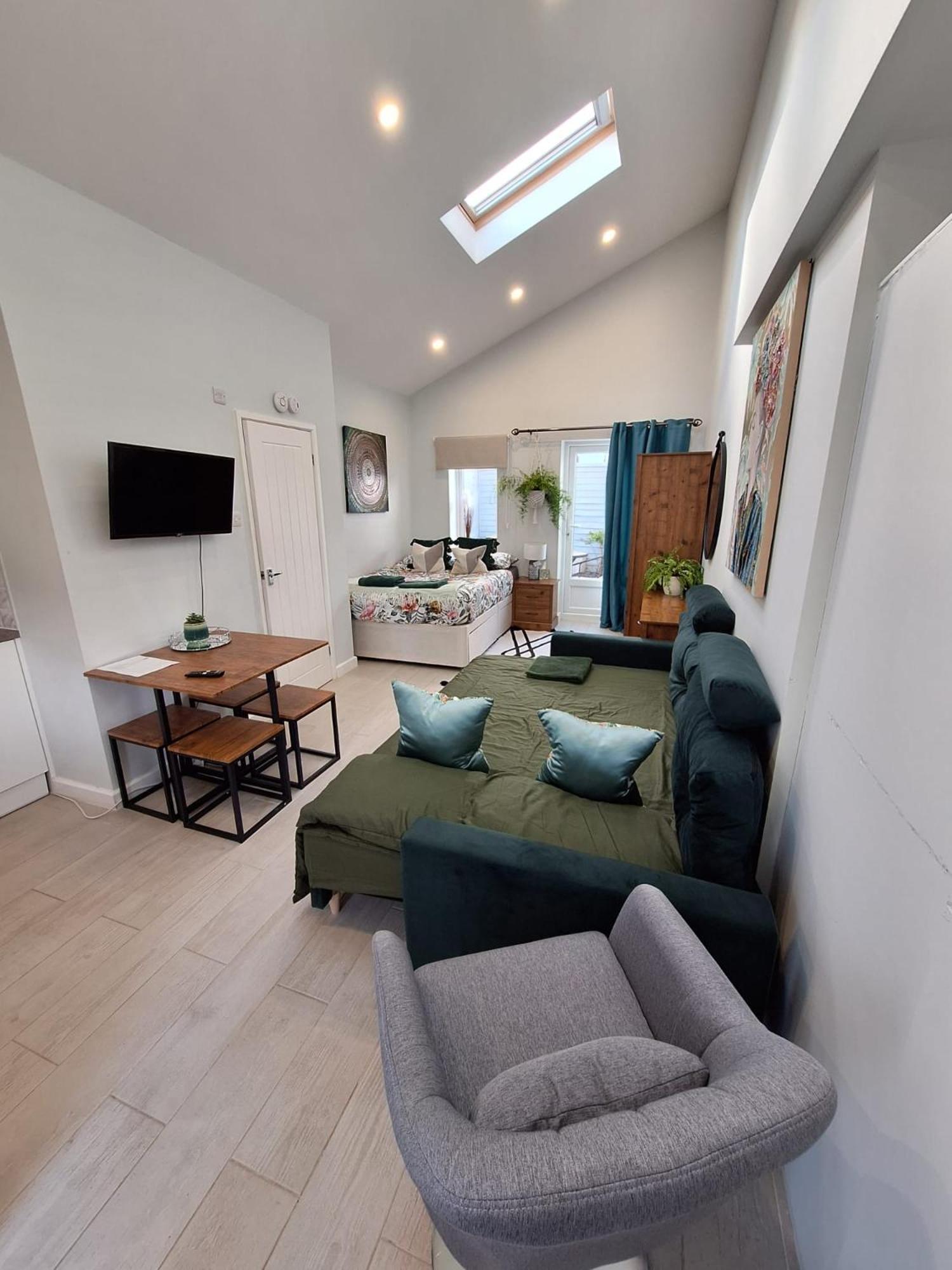בורנמות' New, Stylish Studio Flat With Private Patio And Free On-Street Parking Check Out At 11Am מראה חיצוני תמונה