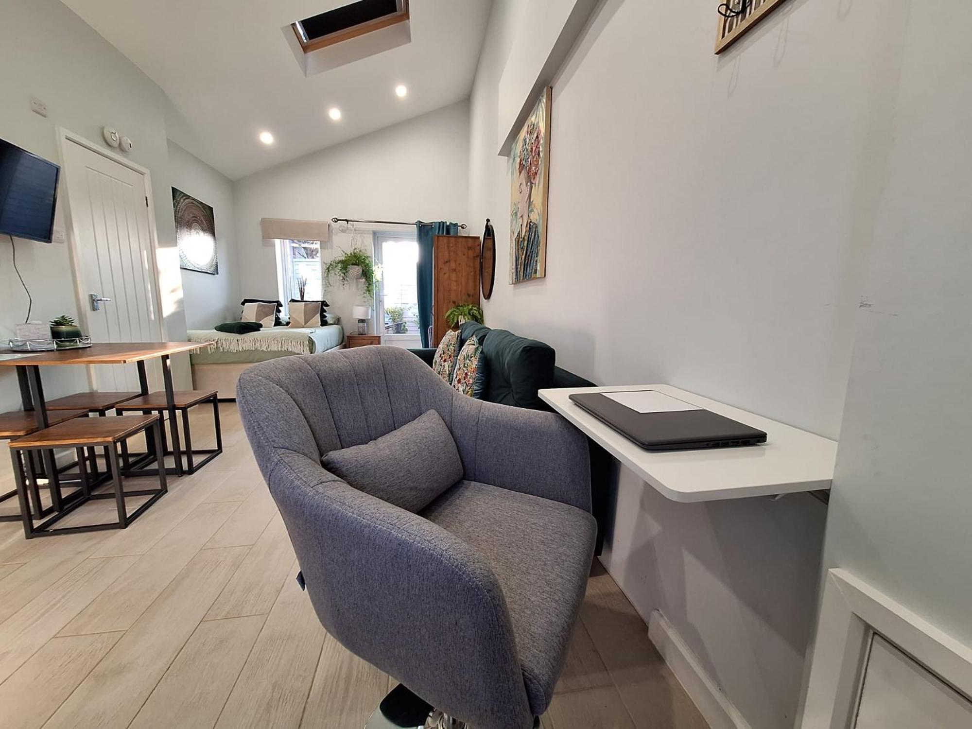 בורנמות' New, Stylish Studio Flat With Private Patio And Free On-Street Parking Check Out At 11Am מראה חיצוני תמונה