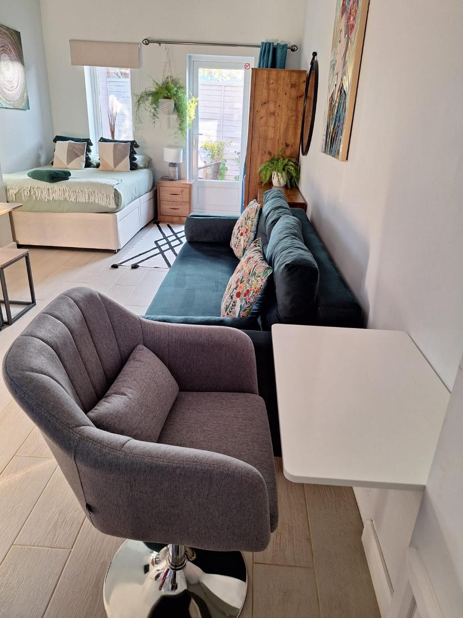 בורנמות' New, Stylish Studio Flat With Private Patio And Free On-Street Parking Check Out At 11Am מראה חיצוני תמונה